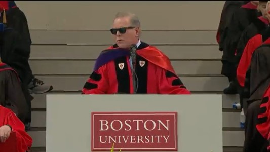 "Páguele a sus escritores": alumnos de la Universidad de Boston abuchearon a CEO de Warner