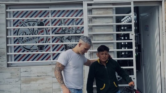 Un chico de 11 años fue a su peluquería, su historia lo conmovió e inició una gran movida solidaria