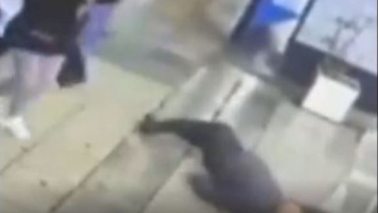 Habló el hijo del hombre noqueado por pedir ir al baño en un local: sigue en terapia intensiva