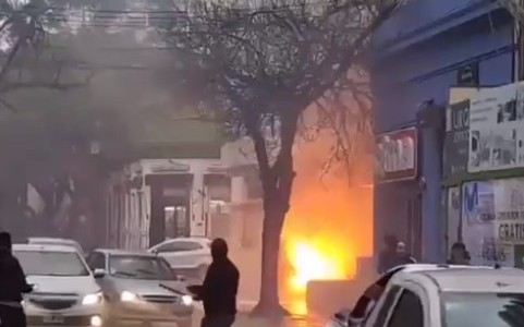 Video: Explotó y se incendió un tablero eléctrico en la vía pública