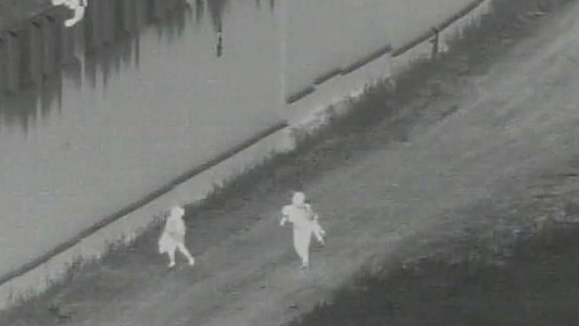 Video: Arrojan a un nene de 4 años sobre muro fronterizo de 9 metros hacia Estados Unidos