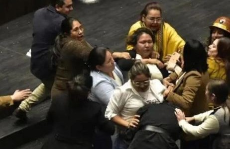 Escándalo en el Congreso de Bolivia: legisladoras se trenzan a golpes en una sesión