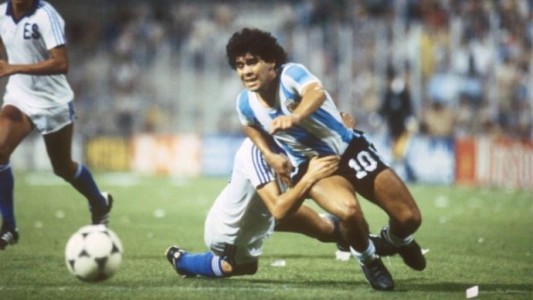 Subastan la primera camiseta de la Selección argentina que Maradona usó en un Mundial