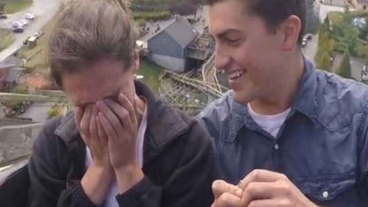 Un joven le propuso casamiento a su novia en una montaña rusa