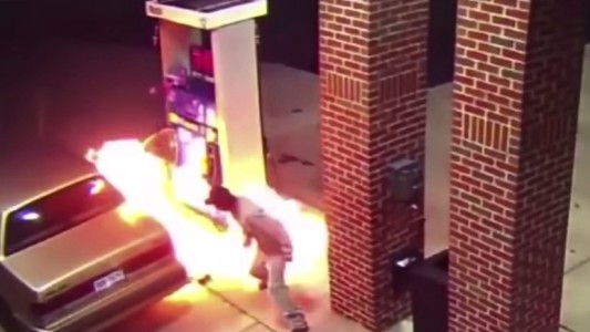 Intentó quemar a una araña en una estación de servicio y casi provoca una tragedia