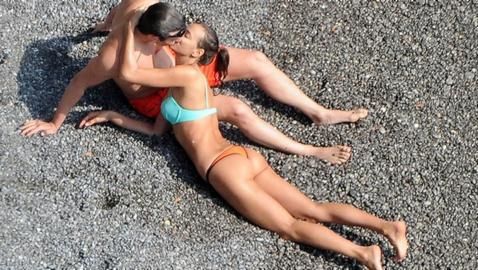 Irina Shayk y Bradley Cooper, besos y mimos en una playa italiana