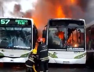 Video: Seis colectivos de la línea 57 se incendiaron en la localidad bonaerense de Pilar