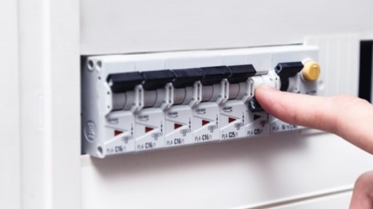 Se le cortó la luz en feriado y el electricista le quiso cobrar más de $100.000: no le pagó y el hombre le cortó los cables