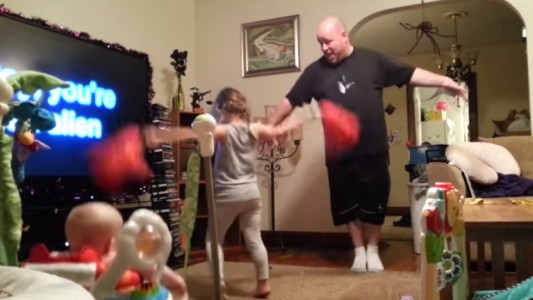 #EsViral Un papá y su particular imitación de Katy Perry para sus nenas