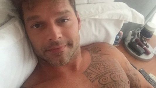 La selfie caliente de Ricky Martin: semidesnudo en la cama