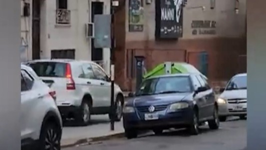 Escracharon a conductor que circulaba por la vereda en pleno centro de Rosario