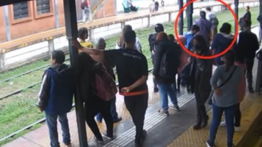 Video: se arrojó a las vías del tren y lo salvó un policía