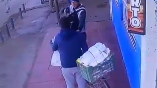 Video: asaltaron violentamente a un vendedor ambulante