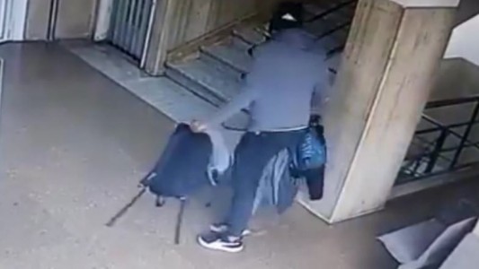 Robo a plena luz del día en el Hospital Posadas: se llevaron las mochilas de los residentes