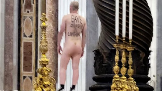 Se desnudó en el Vaticano por los niños de la guerra - #FlashChat