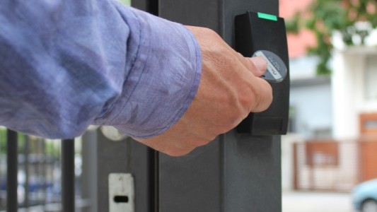 Detienen a una banda que clonaba llaves electrónicas con un dispositivo portátil para robar en casas