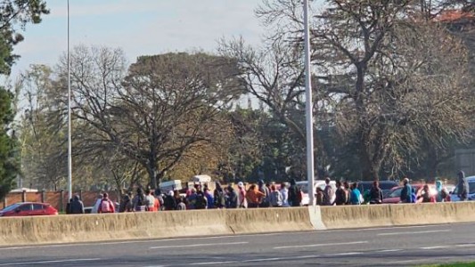 Manifestantes cortan la autopista Riccheri en la localidad de Ezeiza