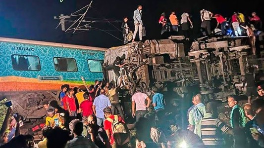 Al menos 50 muertos y más de 400 heridos tras un choque de trenes en India
