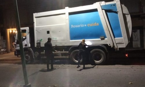 Balearon un camión de recolección de residuos en Rosario y el sindicato interrumpió el servicio