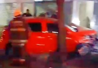 Una persona herida al chocar un auto contra el frente de una vivienda en San Cristóbal