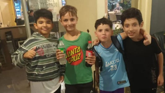 Cuatro nenes encontraron $50.000 en la calle, fueron a buscar a la dueña y le devolvieron el dinero