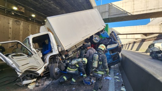 Impactante choque de dos camiones en el Paseo del Bajo: un conductor quedó atrapado