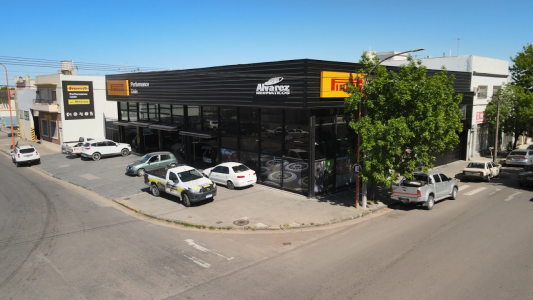 Grave accidente en un taller: un auto cayó sobre un operario