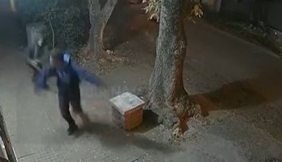 Video: Vecinos corren con palos al ladrón