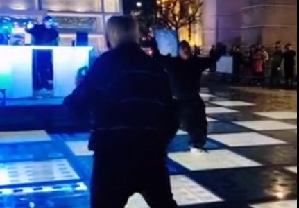 El baile de un abuelo: fue ovacionado por el público en una plaza de Córdoba