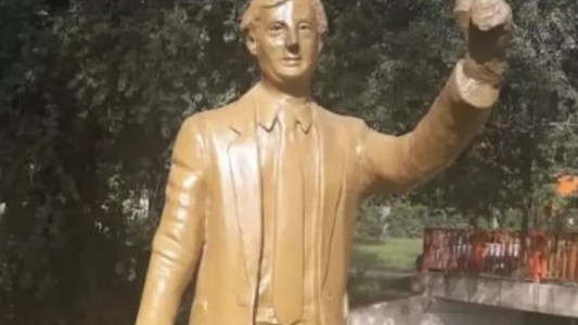 Córdoba: Reemplazarán una estatua de Néstor Kirchner por una de René Favaloro en Anisacate