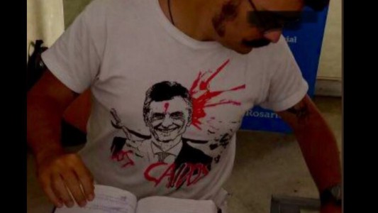 Rosario: polémica por un empleado municipal usando una remera con la imagen de Macri con un balazo en la frente