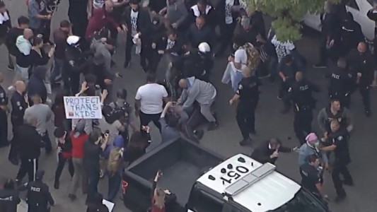 Video: padres terminaron a las trompadas en una tensa asamblea sobre Orgullo LGBTQ+