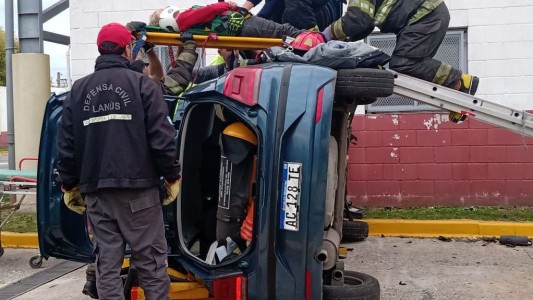 Lanús: fue a rendir el examen de conducir, volcó el auto y tuvo que ser rescatada por el SAME