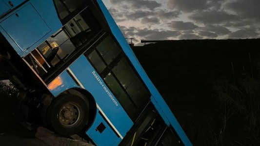 Impactante: un colectivo desbarrancó y quedó suspendido en un arroyo de Rosario