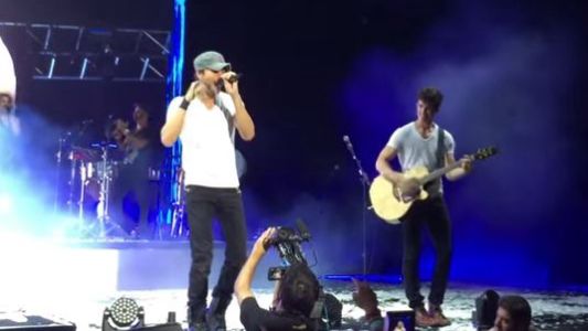 Enrique Iglesias desafinó en Marbella