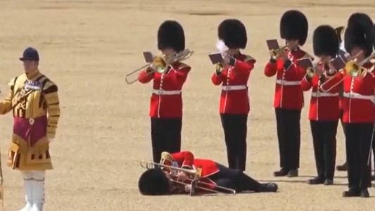 Al menos tres guardias reales se desmayaron en pleno desfile militar