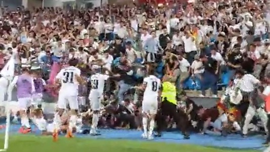 Al borde de la tragedia: cedió una tribuna en pleno festejo de gol