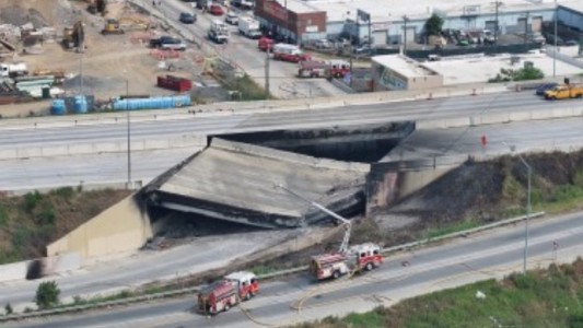 Video: se derrumbó una transitada autopista en Estados Unidos