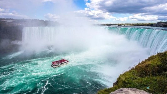 Al menos un muerto al volcar un barco turístico cerca de cataratas del Niágara