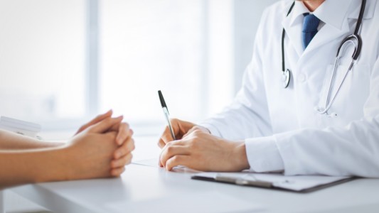 Debate y polémica: advierten sobre prácticas innecesarias en chequeos médicos