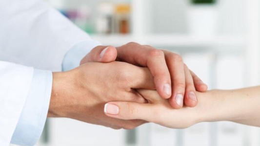 Un hombre adoptó a la hija de su expareja, de 29 años, luego de haberse separado