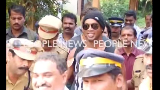 Ronaldinho casi muere aplastado por un semáforo en la India