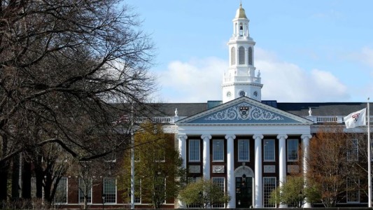 Escándalo en Harvard: acusan al jefe de la morgue de la universidad de traficar restos humanos