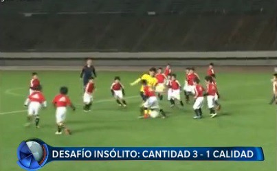 Desafío japonés: un futbolista profesional enfrenta a 30 niños