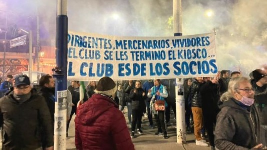 Tensión en Vélez: hinchas protestaron contra la comisión directiva en la sede social