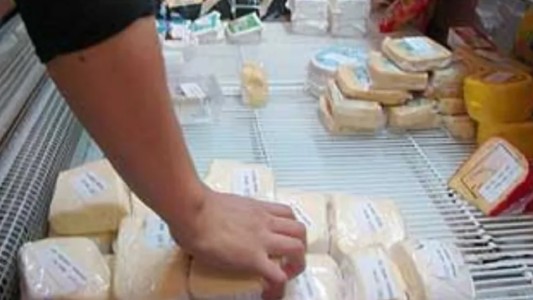 Lo condearon a 15 días de cárcel por intentar robarse cuatro quesos de un supermercado