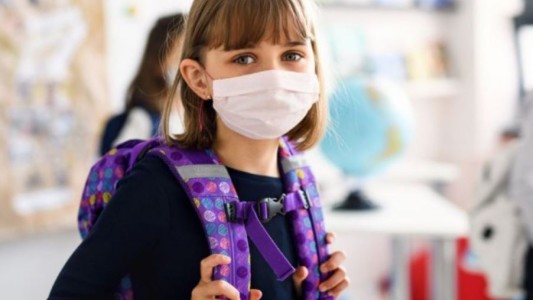 En medio de una crisis sanitaria y un brote de virus, Chile retoma el uso de barbijos