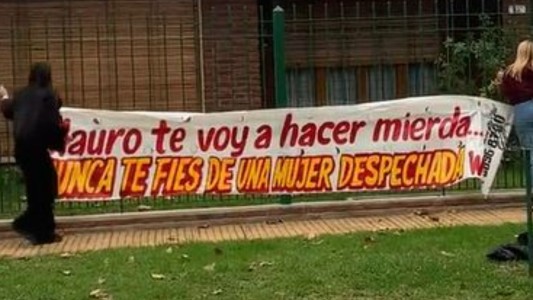 Dos mujeres escracharon a un hombre por infiel: "Nunca te fíes de una mujer despechada"