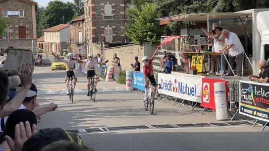Insólito final en ciclismo: Ganaban la carrera, festejaron juntos antes de tiempo y la perdieron en el último metro