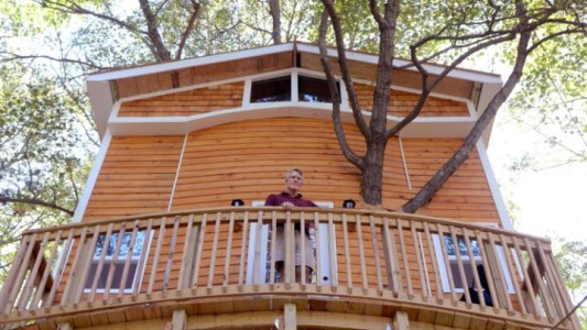 Un abuelo le construyó una "casita" del árbol de 12 metros a sus nietos